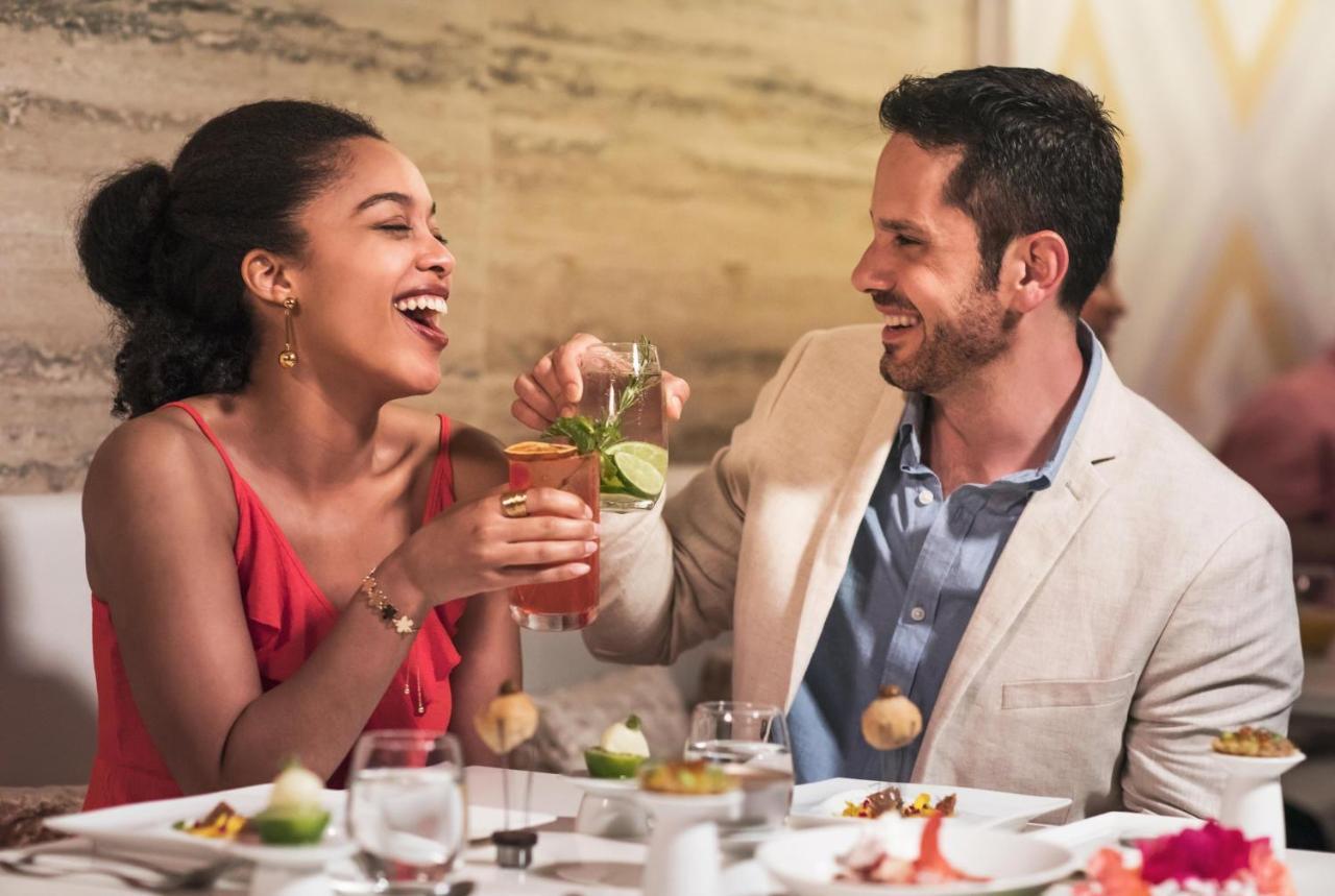 Nickelodeon Hotels & Resorts Punta Cana Exterior foto A couple dining at a restaurant