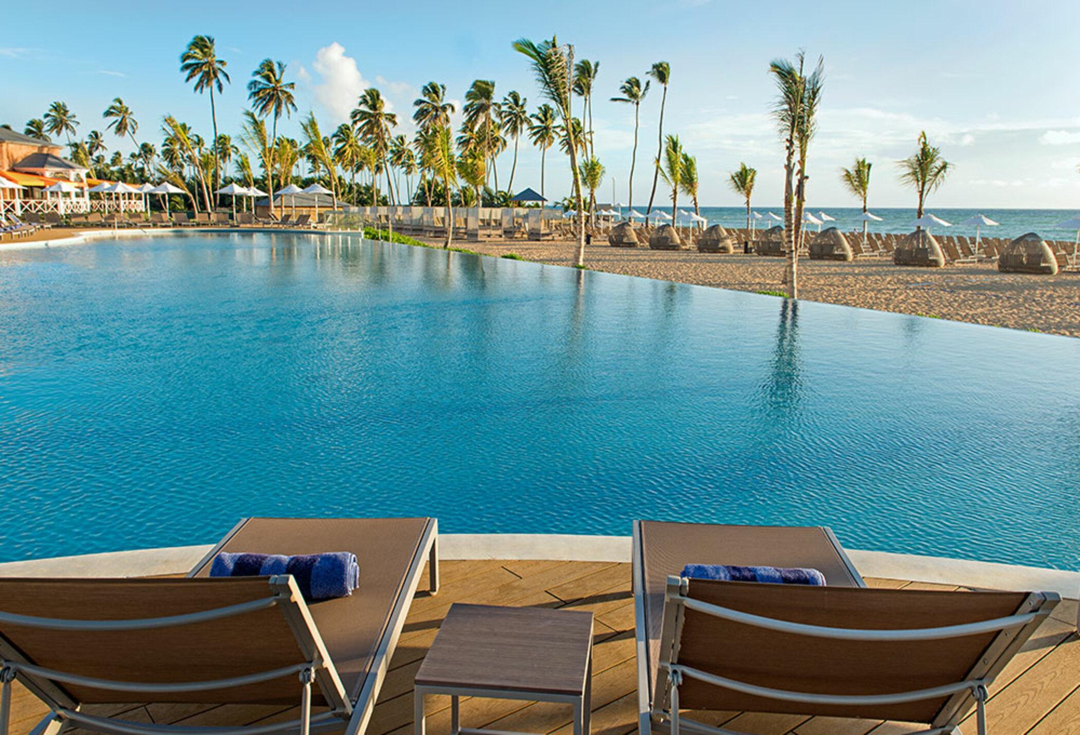 Nickelodeon Hotels & Resorts Punta Cana Exterior foto Infinity pool at the Iberostar Grand Hotel Bávaro