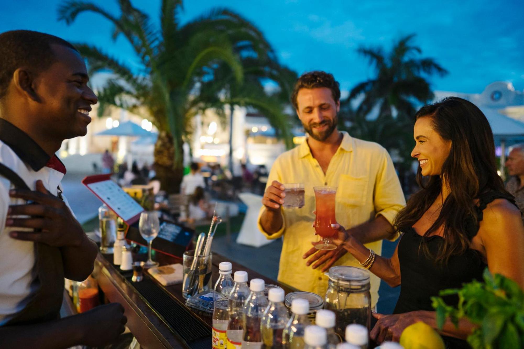 Nickelodeon Hotels & Resorts Punta Cana Exterior foto A bartender serving drinks