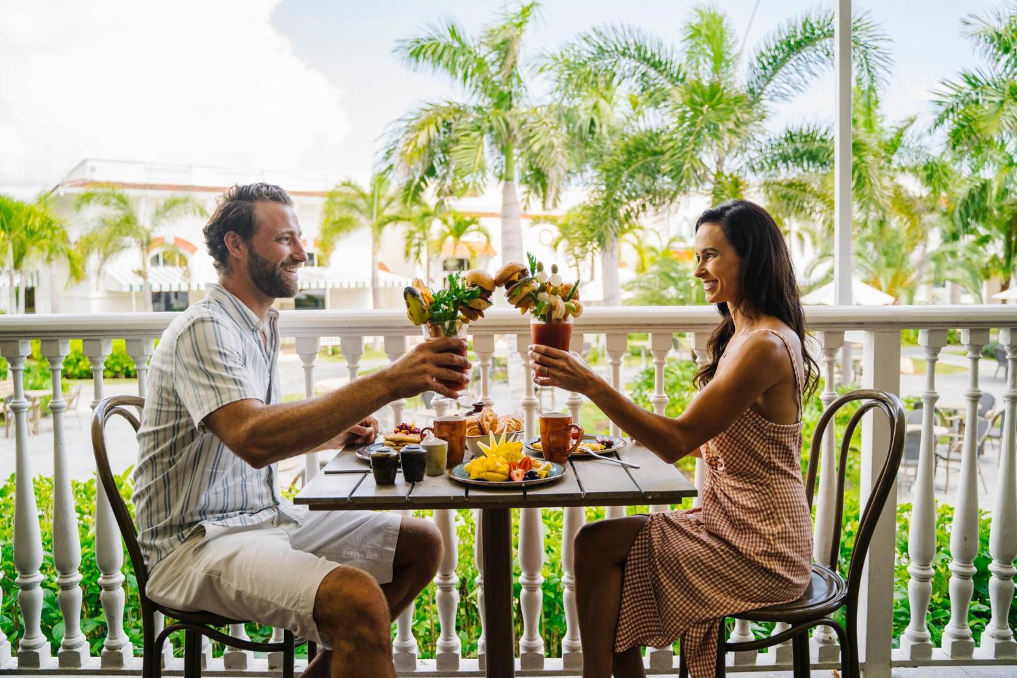 Nickelodeon Hotels & Resorts Punta Cana Exterior foto A couple dining at the hotel