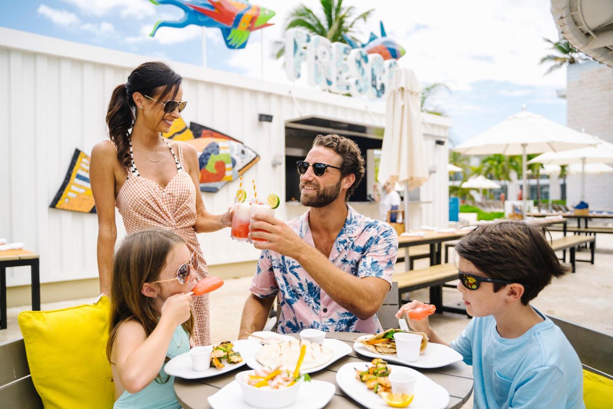 Nickelodeon Hotels & Resorts Punta Cana Exterior foto Family dining at the pool